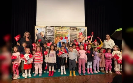 Yalova Belediyesi Cumhuriyet Bayramı’nda çocukları “Yürüyen Köşk ve Dost Çocuk” oyunuyla buluşturdu