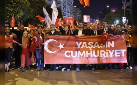 Karabağlar Belediye Başkanı Helil Kınay: “Bizler Cumhuriyetiz” diyerek 103. yıl coşkusuna ortak oldu