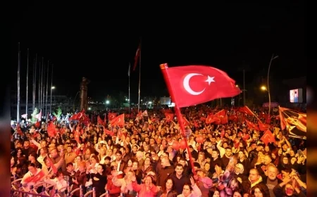 MARMARİS’TE CUMHURİYET’İN 103. YIL COŞKUSU FENER ALAYI VE YENİ TÜRKÜ KONSERİYLE MEYDANLARA TAŞTI