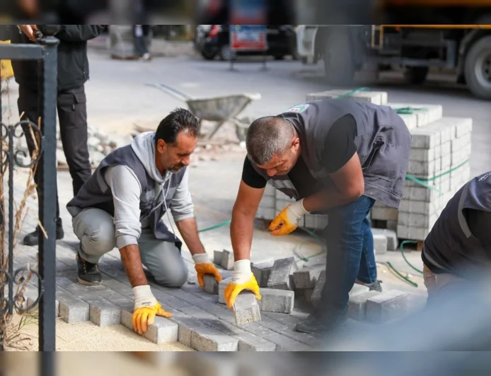 Etimesgut Belediyesi ekipleri ilçenin farklı noktalarında kaldırım, bordür ve tretuvar çalışmalarını sürdürüyor