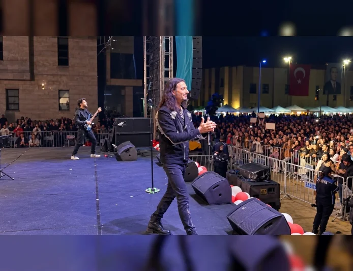 Murat Kekilli Niğde Konserinde İsrail’e Tepki Gösterdi Sanat Dünyasındaki Sessizliği Gündeme Taşıdı