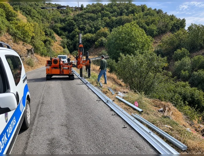 Manisa Büyükşehir Belediyesi Yollarında Güvenlik İçin 33 Bin Metre Oto Korkuluk Montajı Yapılacak