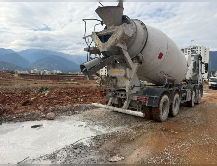 Denizli Büyükşehir Belediyesi: “Yola ve yol kenarına beton harcı dökenlere geçit verilmiyor”