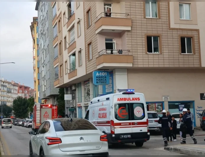 Çorum’da Fatih Caddesi’ndeki İkamette Çıkan Yangında 9 Kişi Dumandan Etkilendi
