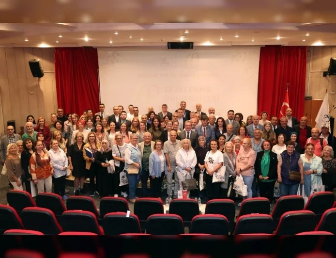 Dokuz Eylül Üniversitesi Rektörü Prof. Dr. Bayram Yılmaz 60+ Tazelenme Üniversitesi’nin yeni akademik yılının ilk dersini verdi