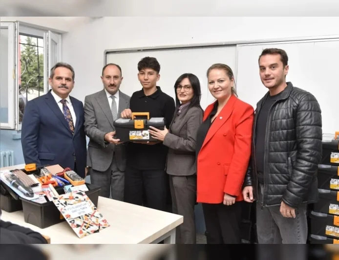 Mamak Kaymakamı Mehmet Nebi Kaya: “İş Dünyasının Eğitime Desteği Öğrencilerin Mesleki Geleceğini Güçlendiriyor”