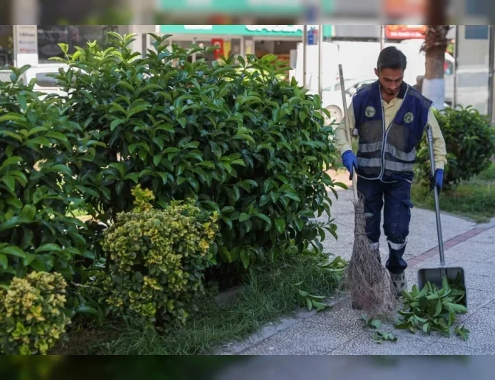 Buca Belediyesi 47 Mahallede Yeşil Alanların Sonbahar Bakımını ve Temizlik Çalışmalarını Sürdürüyor