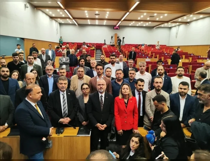 AK Parti İzmir Büyükşehir Belediye Meclisi Grup Başkan Vekili Hakan Yıldız: “Çoğunluk bizde anlayışıyla meclisi çalıştırılmaz hale getirmişlerdir”