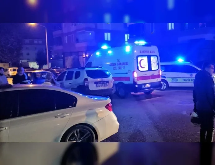 Çorum’da İki Otomobilin Çarpıştığı Kazada Araçlardan Biri Kaldırıma Çıktı, 4 Kişi Yaralandı