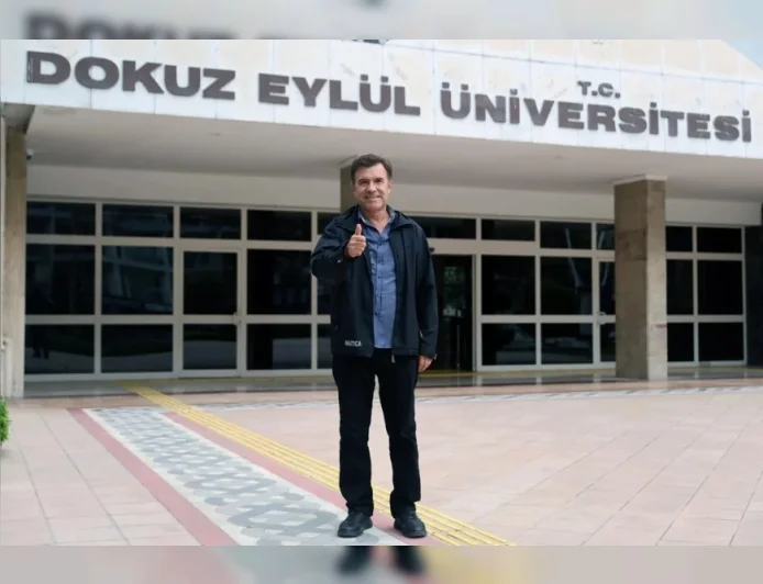 BEŞİKTAŞ'IN EFSANE FUTBOLCUSU FEYYAZ UÇAR, DEÜ 60+ TAZELENME ÜNİVERSİTESİNDE YENİDEN ÖĞRENCİ OLDU