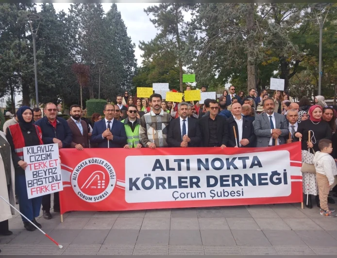Çorum’da Görme Engelliler Beyaz Bastonlarıyla Yürüdü, Kılavuz Çizgileri İçin Duyarlılık Çağrısı Yapıldı