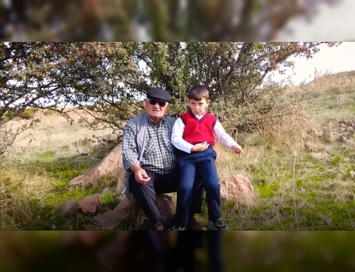 Aksaray’da 70 Yaşındaki Duran Meler, Babasıyla Alıç Topladığı Ağaçların Altında Şimdi 7 Yaşındaki Torunuyla Buluşuyor