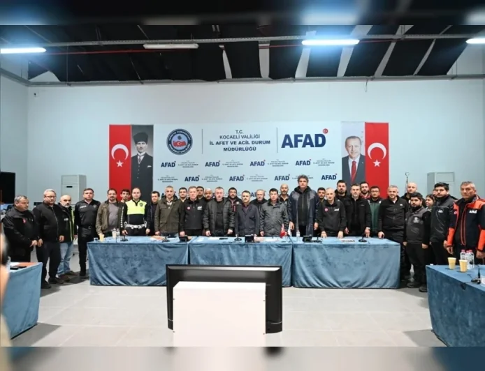 Kocaeli Valisi İlhami Aktaş ve Büyükşehir Belediye Başkanı Tahir Büyükakın Kriz Merkezinde Sağanak Yağışın Etkilerini Değerlendirdi