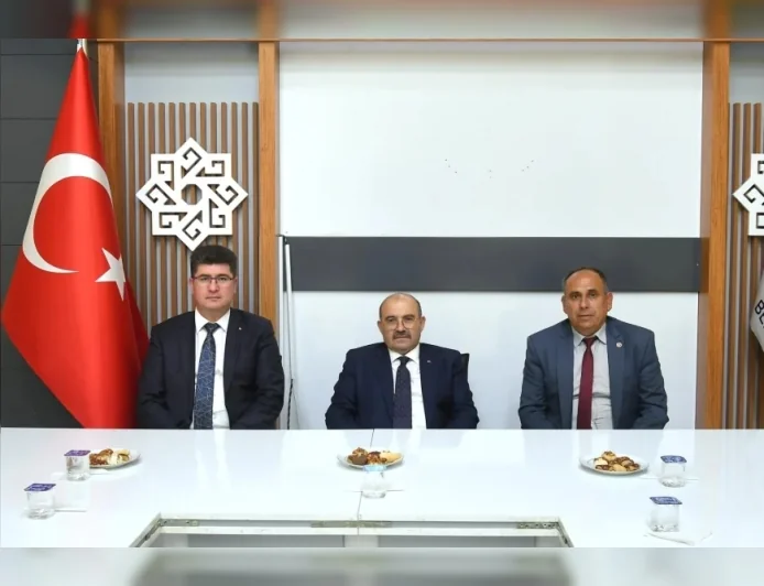 Balıkesir Valisi İsmail Ustaoğlu’na Muhtarlardan Teşekkür: “Bir Vali Gibi Değil, Bir Baba Gibi Kapınızı Her Zaman Açık Tuttunuz”