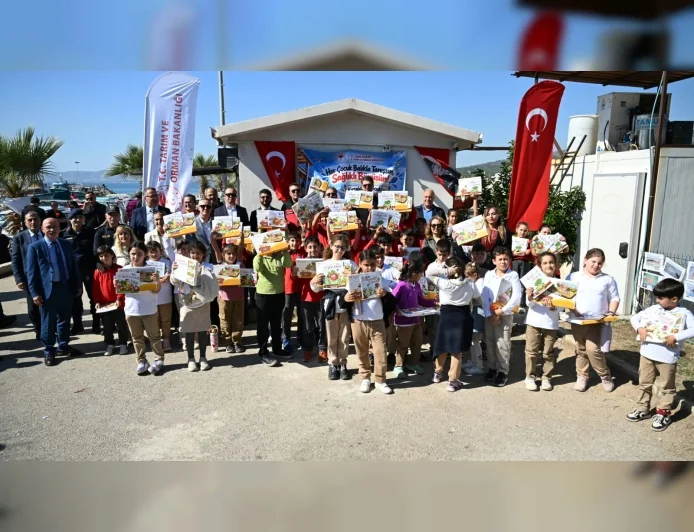 İzmir Gümüldür’de 50 Öğrenci Denizle Buluştu, Balıkçılığı Tanıdı ve Kitaplarla Ödüllendirildi