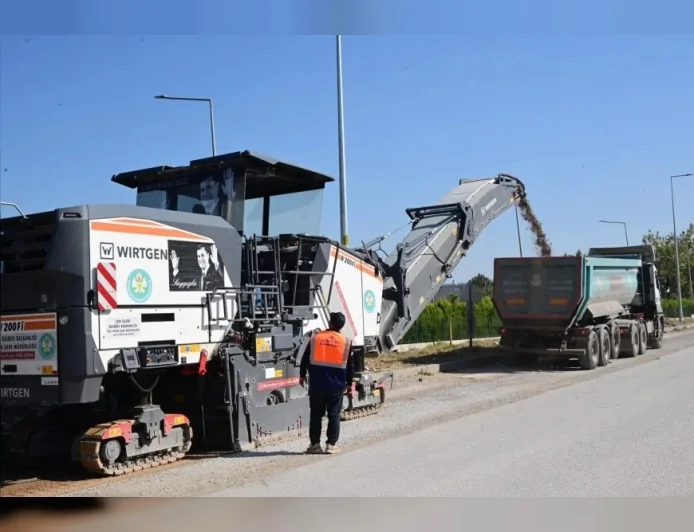 Manisa Büyükşehir Belediyesi, MOSB ile MUOSB Arasındaki Eski Menemen Yolunda Asfalt Çalışmasını Bir Haftada Tamamlamayı Hedefliyor