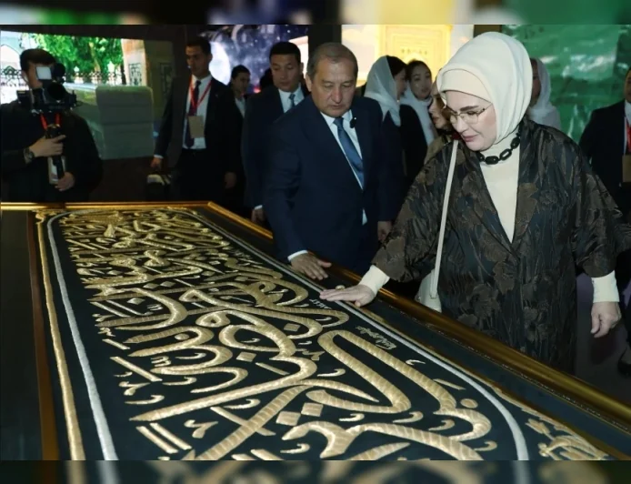 Emine Erdoğan, Semerkant'ta İmam Buhari Türbesi'ni Ziyaret Etti: “İslam Medeniyetine Eşsiz Eserler Kazandıran İmam Buhari'yi Rahmet ve Hürmetle Yad Ediyorum”