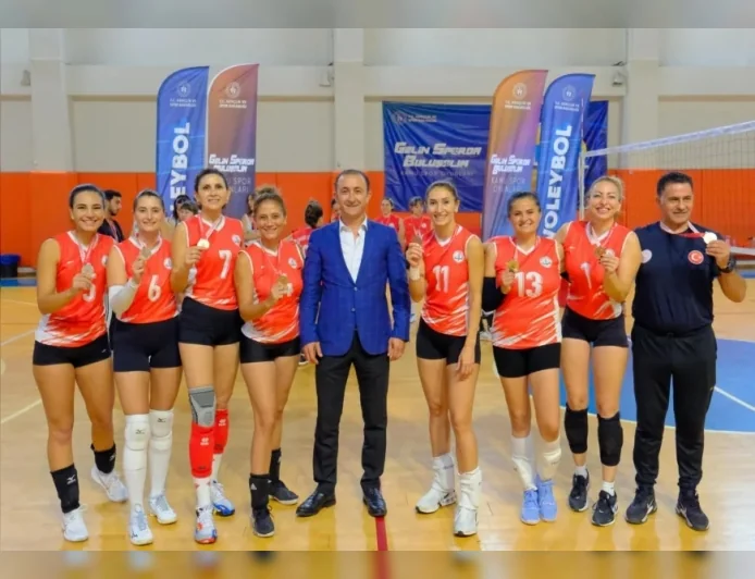 İzmir İl Millî Eğitim Müdürlüğü Kadın Voleybol Takımı İlk Katıldığı Turnuvada İl Şampiyonu Oldu