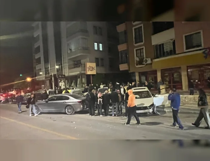 Çorum’da İki Otomobilin Çarpıştığı Kazada 4 Kişi Yaralandı, Park Halindeki Araçlar ve Elektrik Trafosu Zarar Gördü