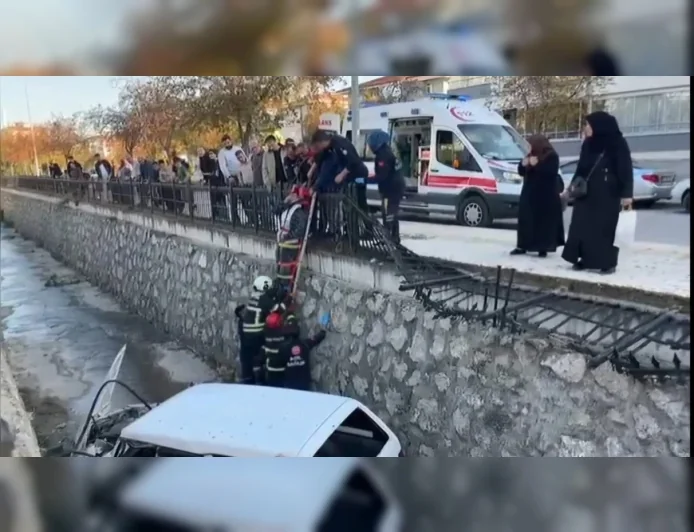 Çorum’da Park Halindeki Otomobile Çarptıktan Sonra Dereye Düşen Araçtaki Yaralı Kurtarıldı