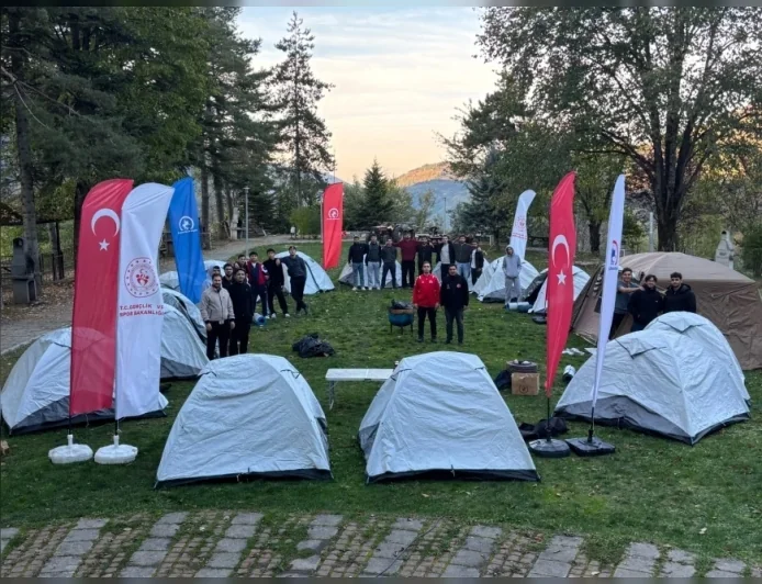 Düzce Belediyesi Üniversiteli Gençleri Samandere Şelalesi Tabiat Parkı’nda Doğa, Spor ve Bilimle Buluşturdu