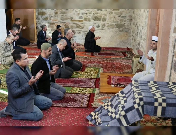 Elazığ Harput Kalesi’nde Restorasyonu Tamamlanan Fetih Mescidi Cuma Namazıyla Yeniden İbadete Açıldı
