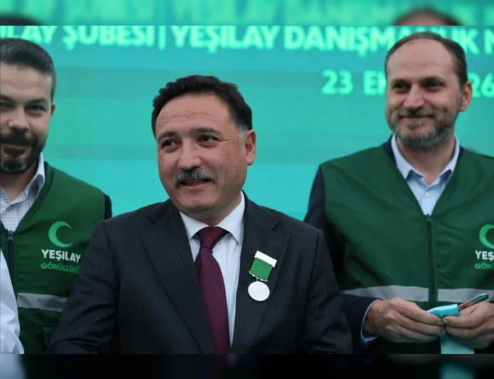 Kayseri Valisi Gökmen Çiçek’e Yeşilay’dan Bağımlılıkla Mücadele Çalışmaları İçin Üstün Hizmet Madalyası