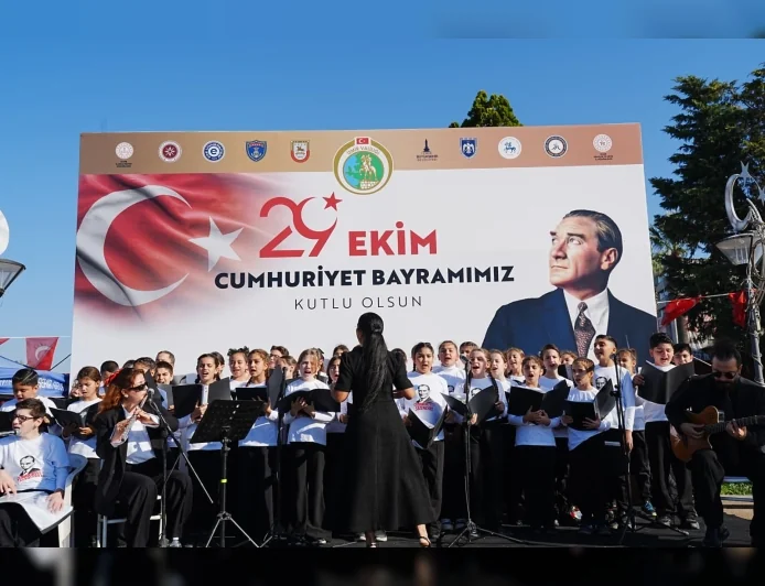 İzmir’de Cumhuriyet’in 103’üncü Yılı Kutlamalarında Karşıyakalı Öğrenciler Halk Oyunları ve Çocuk Korosuyla Sahne Aldı