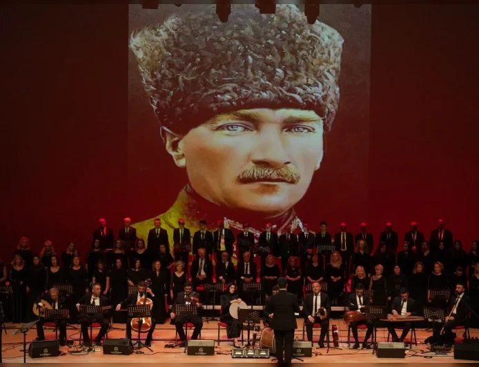 Denizli Büyükşehir Belediyesinin “Çanakkale’den Cumhuriyet’e” Programında Milli Mücadele Ruhu Müzik ve Tiyatro ile Sahneye Taşındı