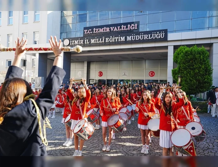 İzmir’de Cumhuriyetin 103. Yıl Dönümü Coşkusu Yedi Okulun Bando Takımlarının Gösterileriyle Konak Atatürk Meydanı’na Taşındı