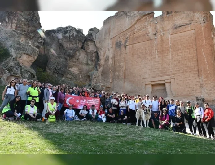 Eskişehir Büyükşehir Belediyesi Cumhuriyetin 103’üncü Yılını Frig Vadisi’nde 250 Doğaseverle Kutladı