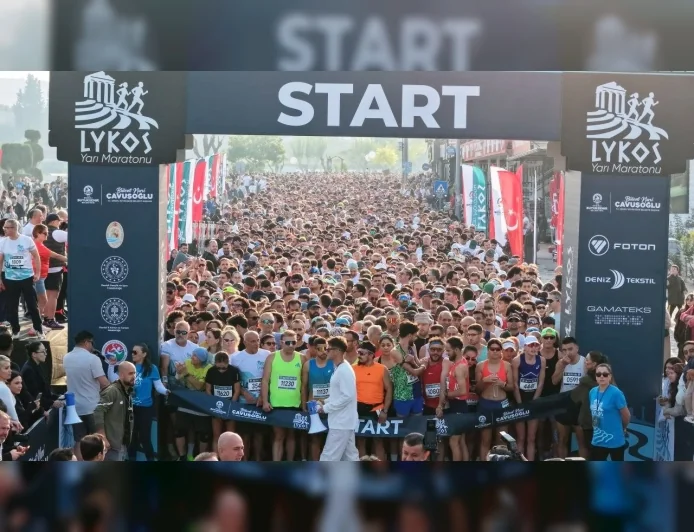 DENİZLİ BÜYÜKŞEHİR BELEDİYESİ EV SAHİPLİĞİNDE DÜZENLENEN 2. LYKOS YARI MARATONU 20 BİNE YAKIN KİŞİYİ BULUŞTURDU