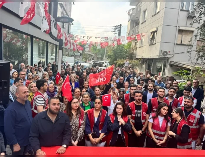CHP İzmir İl Başkanı Utku Gümrükçü: “Reklamlar Bitti, Senaryo Tutmadı; Şimdi Yeniden CHP Zamanı” Diyerek Yüzlerce Üyeye Rozet Taktı