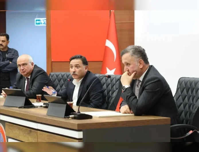 Kayseri Valisi Gökmen Çiçek, TEKNOFEST ve TÜBİTAK’ta Dereceye Giren Öğrencileri Kabul Etti