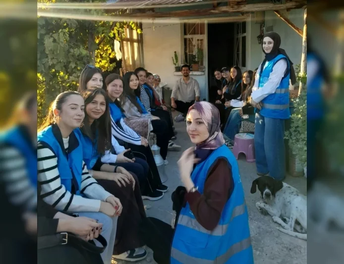 Manisa’da Üniversiteli Gençler Komşum Projesiyle Yaşlıların Kapısını Çalıyor, Gönüllere Dokunarak Dayanışmayı Büyütüyor