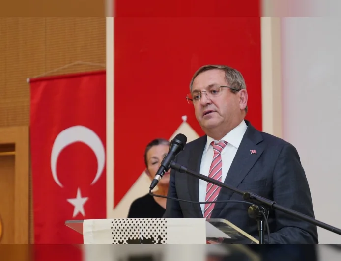 ADD AYVALIK ŞUBESİ’NİN DÜZENLEDİĞİ GECEDEN ATATÜRK’ÜN DEVRİMLERİNE, DEMOKRASİYE VE HUKUKUN ÜSTÜNLÜĞÜNE BAĞLILIK MESAJI