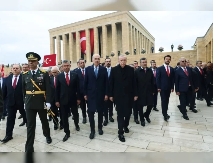 Cumhurbaşkanı Erdoğan, Cumhuriyet’in 103’üncü yıl dönümünde Anıtkabir’de Atatürk’ü andı ve Özel Defter’i imzaladı