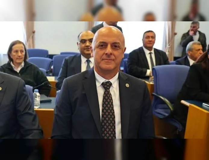YENİ Parti İzmir Milletvekili Prof. Dr. Ümit Özlale: “Buradan hiçbir istifa çıkmayacak mı?”