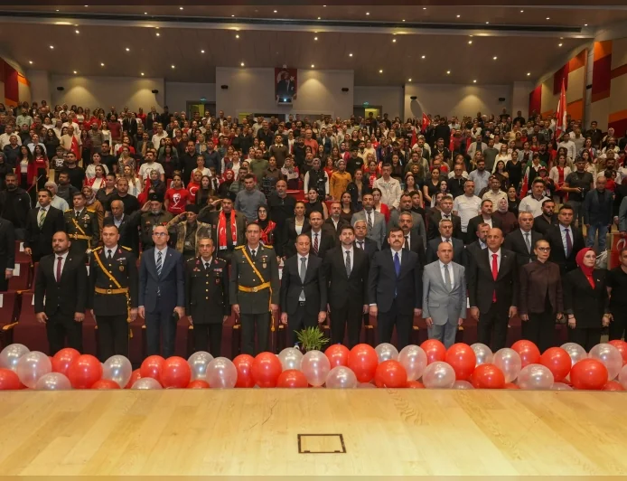 Tarsus’ta Cumhuriyet’in 103. Yılı Bayrak Temalı Gösteriler ve Öğrencilerin Katılımıyla Kutlandı