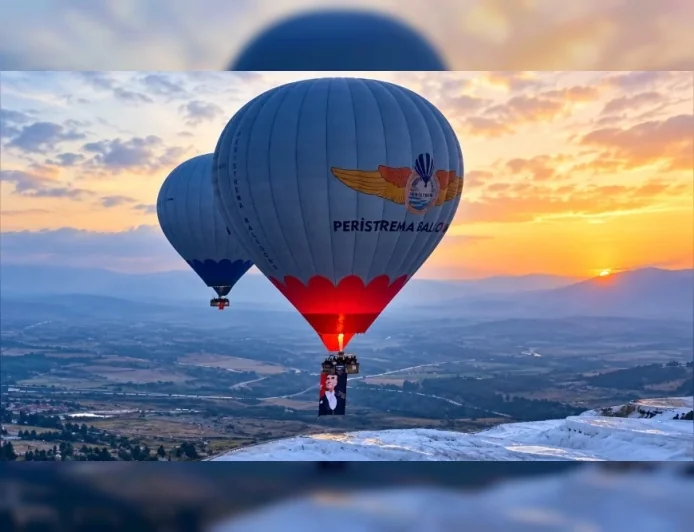 Denizli Pamukkale’de Cumhuriyet’in 103. Yılı Türk Bayraklarıyla Donatılan Sıcak Hava Balonlarıyla Kutlandı