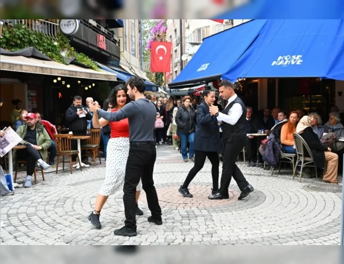Yalova Belediyesi Cumhuriyet’in 103’üncü Yılını Temsili Gazete Dağıtımı ve Tango Gösterisiyle Kutladı