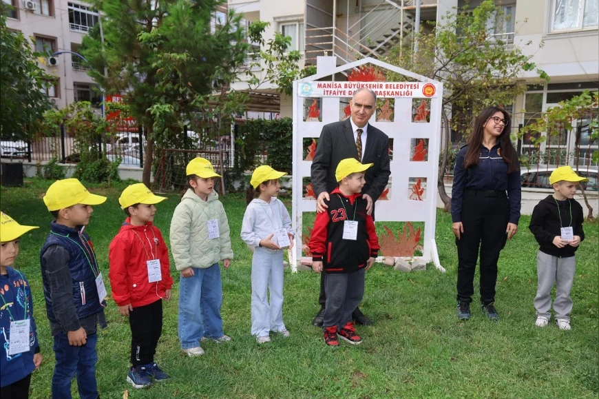 Manisa’da minik öğrenciler İtfaiyecilik Haftası’nda yangın söndürme eğitimi aldı