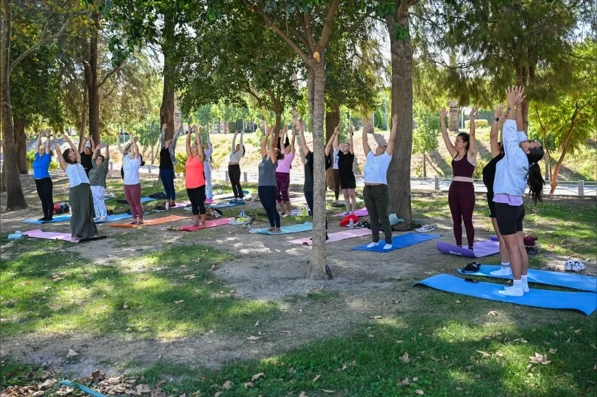 Bornova’da kadınlar sağlık ve huzur için açık havada yoga etkinliğinde buluştu