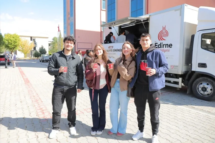Edirne Belediyesi Dünya Kahve Günü’nde Trakya Üniversitesi öğrencilerine kahve ikram etti