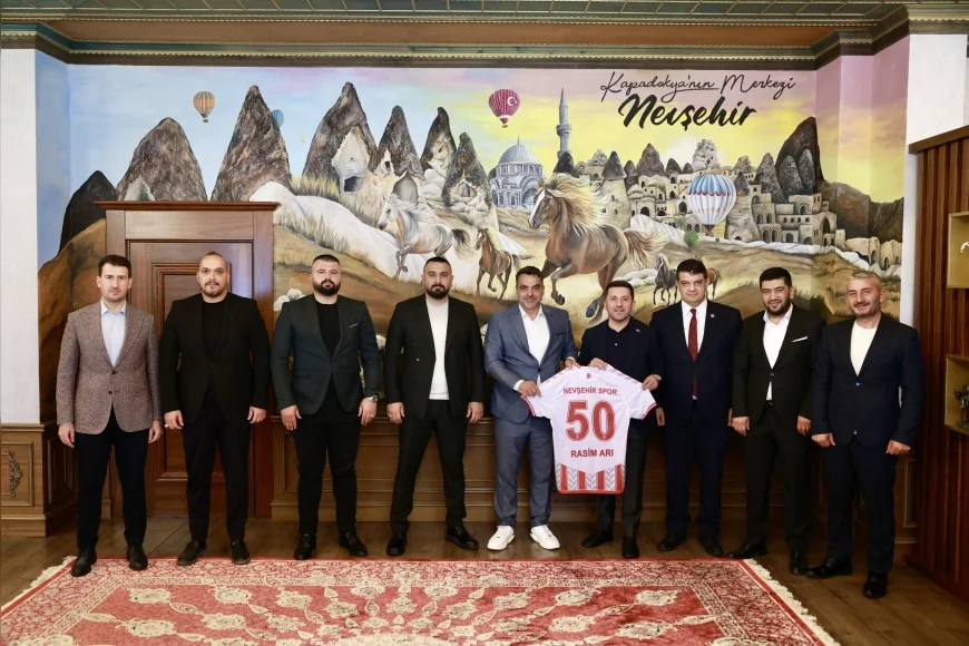 Nevşehir Belediye Başkanı Rasim Arı, Profesyonelliğe Geçiş Ligi’nde kenti temsil edecek Nevşehir Kapadokyagücü yönetimini ağırladı