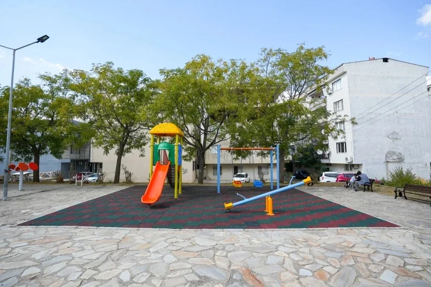 Gaziemir Belediyesi üç parkta oyun alanları ile spor aletlerini yenileyerek bakım çalışmalarını tamamladı