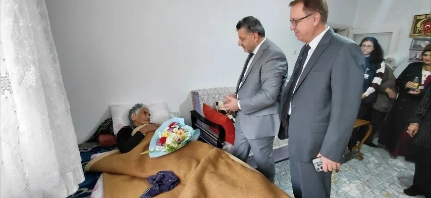 Çorum İl Sağlık Müdürü Prof. Dr. Sinan Zehir, 100 yaşındaki vatandaşı Dünya Yaşlılar Günü’nde evinde ziyaret etti