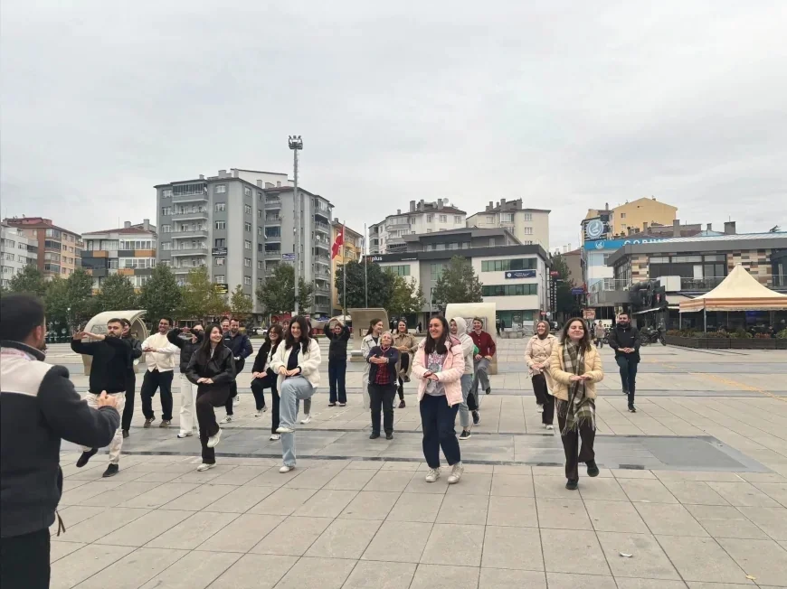 Çorum’da “Mahallemde Hareket Var” etkinlikleriyle vatandaşlar sağlıklı yaşam için birlikte hareket ediyor