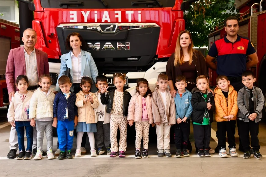 Yunusemreli 55 minik öğrenci İtfaiye Haftası’nda yangına müdahaleyi uygulamalı öğrendi