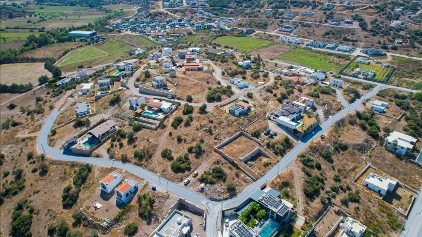 Milas’ın Dörttepe ve Meşelik mahallelerinde 5 kilometrelik yolda sathi kaplama çalışması